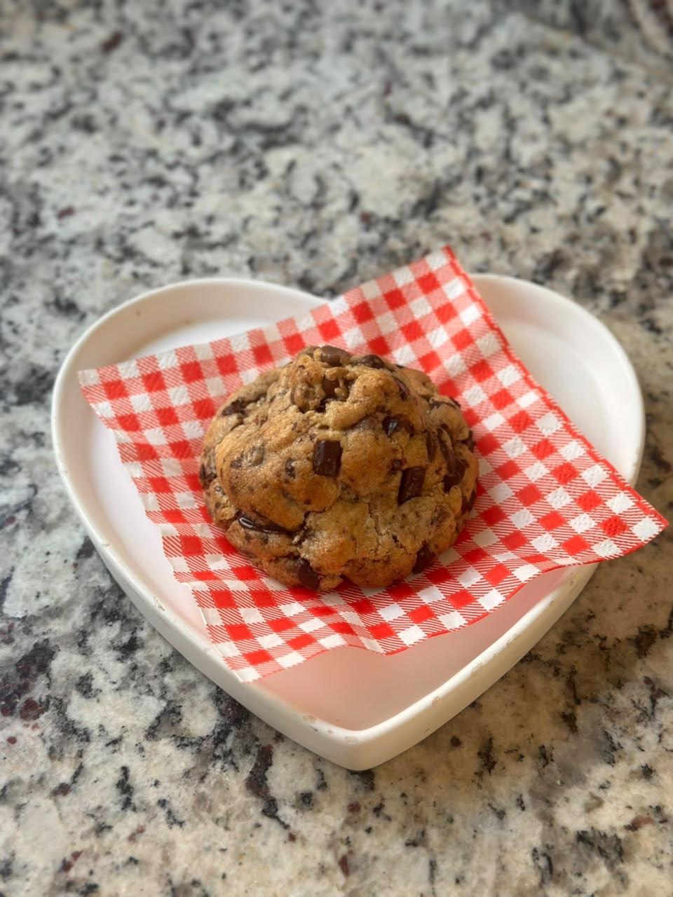 Cookie boleado com gotas de chocolate em um prato