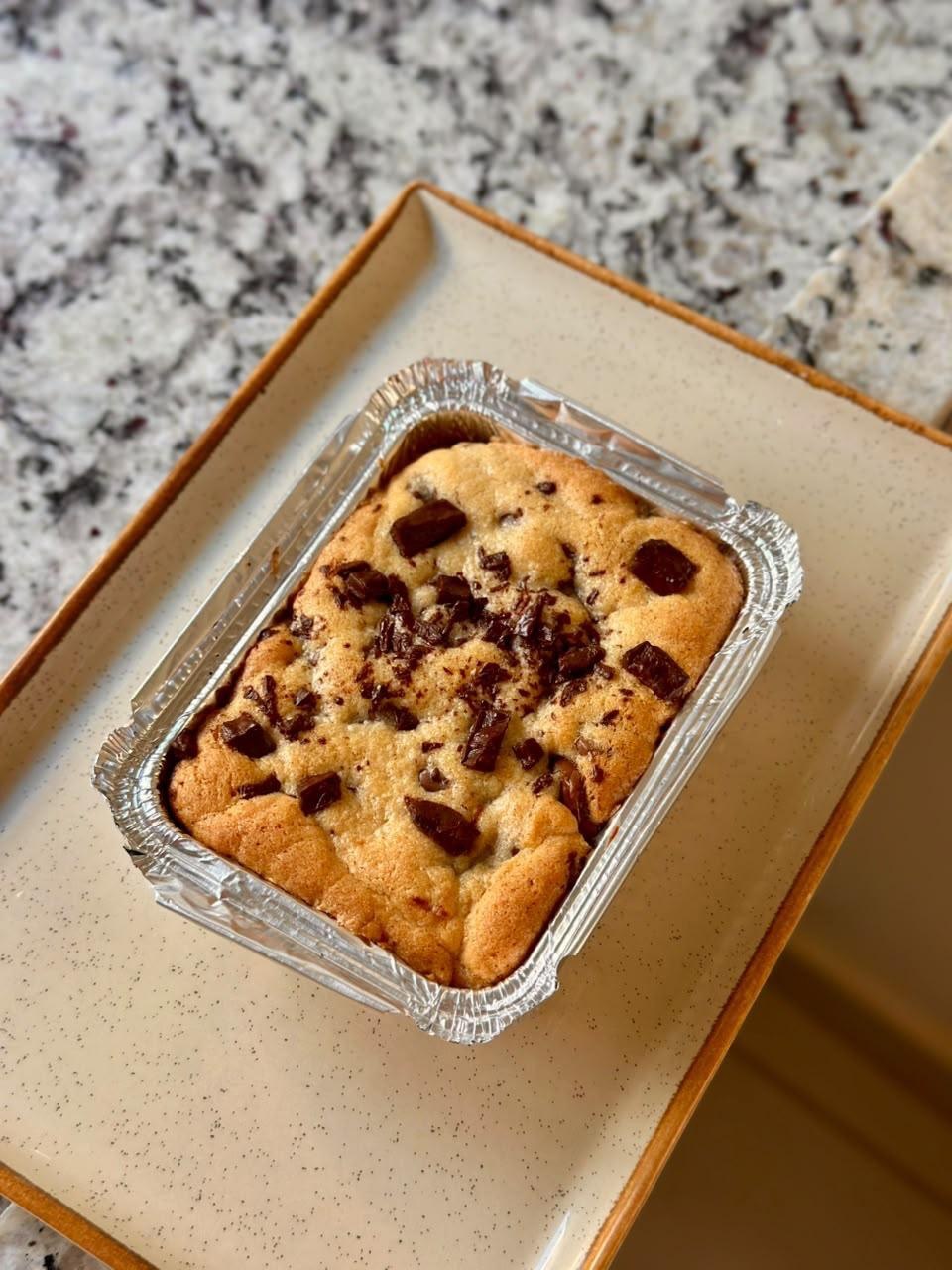 Cookie Pie com pedaços de chocolate em uma forma de alumínio